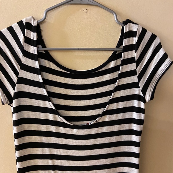 Black & white striped short sleeved dress size medium - Picture 4 of 6